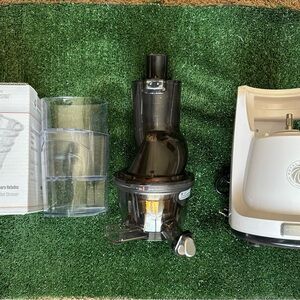 White and Black Juice extractor